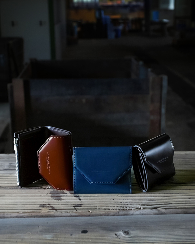 COMPACT CLUTCH PURSE